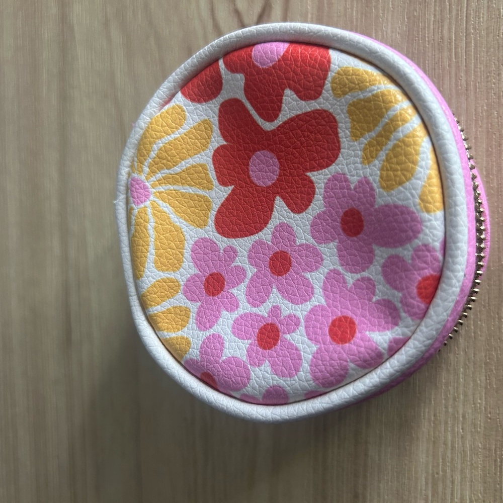 NWOT Francesca’s Floral Medicine/Pill Case - Picture 3 of 4